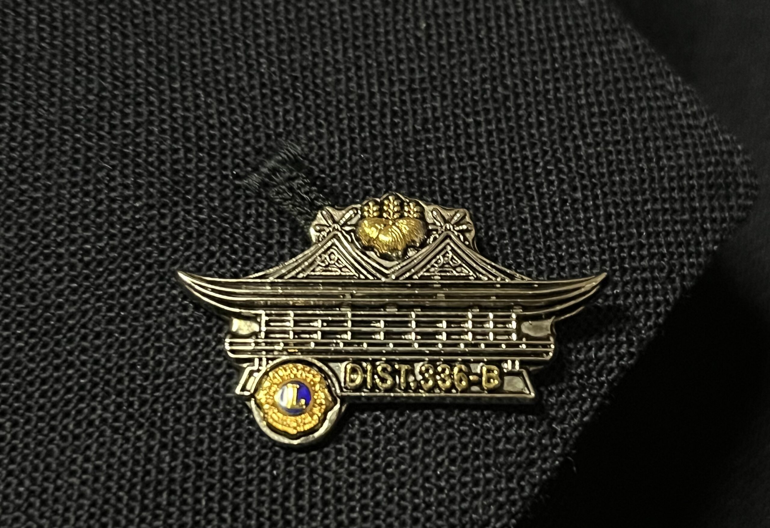 授与された記念のピンバッジ