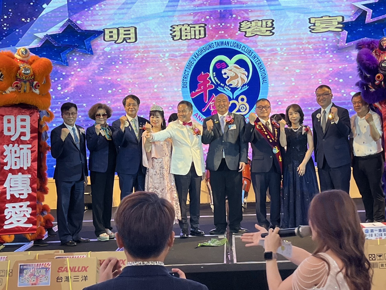 台湾・高雄の姉妹地区メンバーとの公式交流の様子。テーブルには小さな旗が置かれ、格式高い雰囲気。