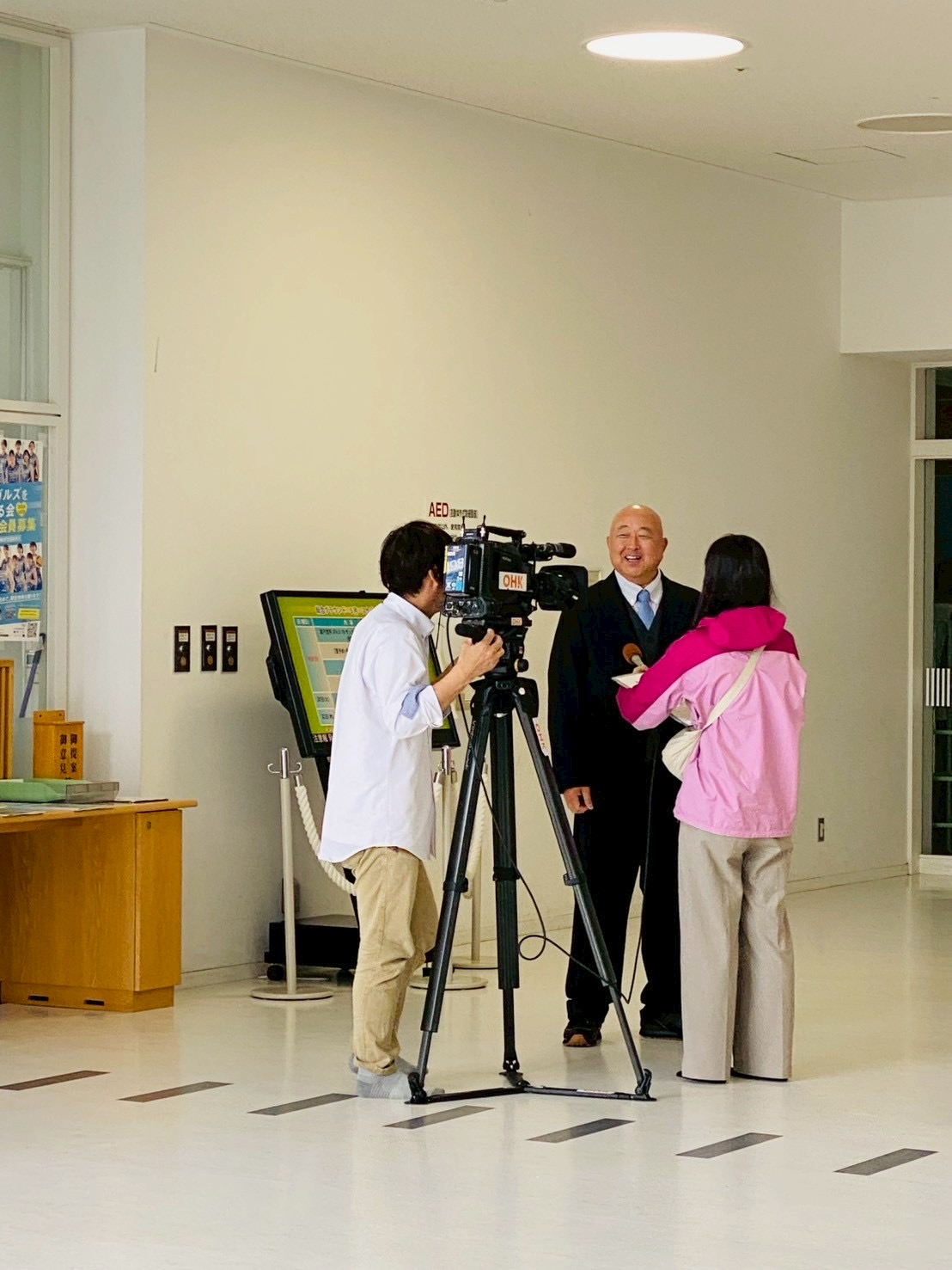 メディアのインタビューを受ける336-B地区 上原正樹ガバナー