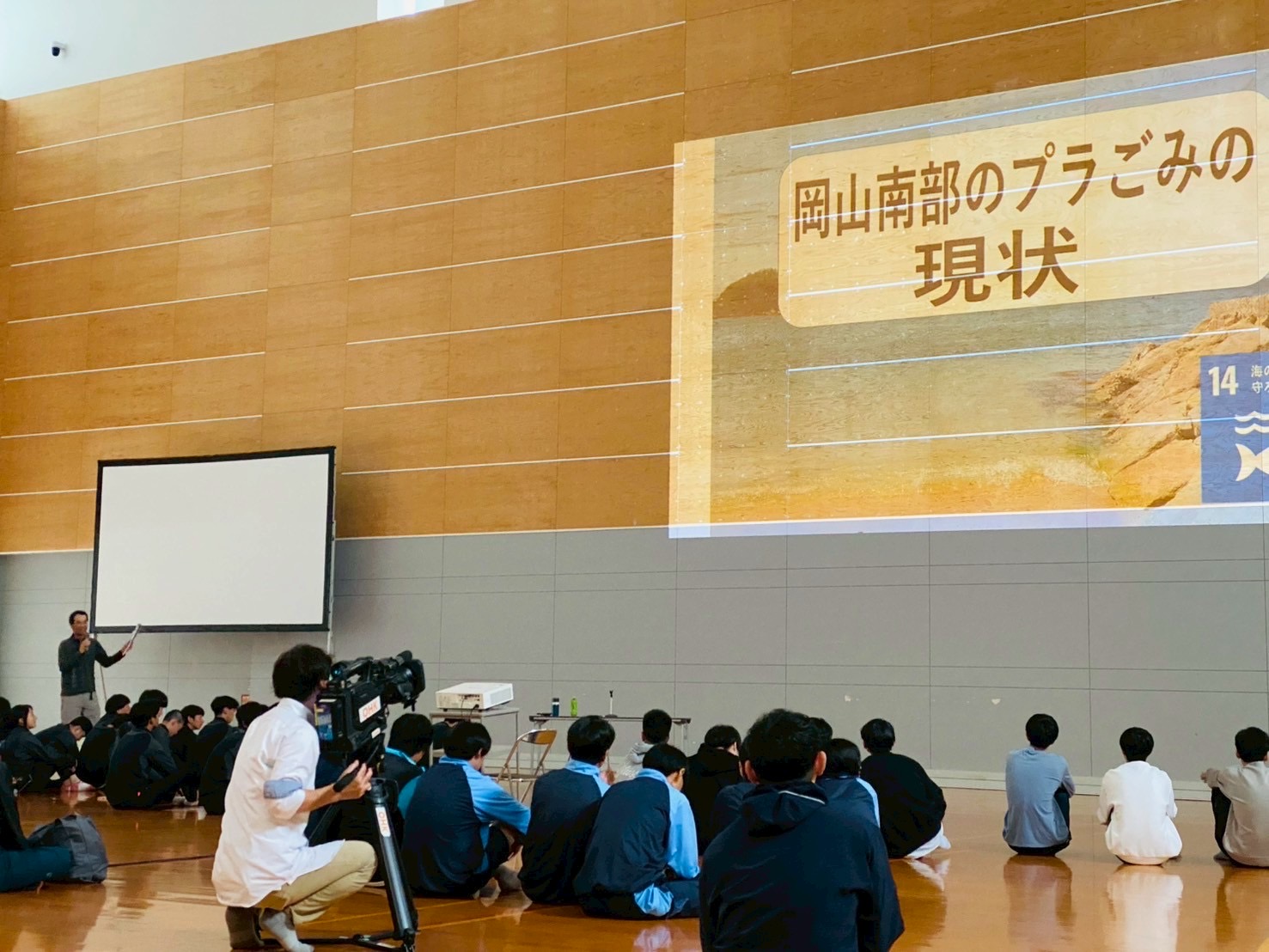 クイズ大会を楽しむ参加者