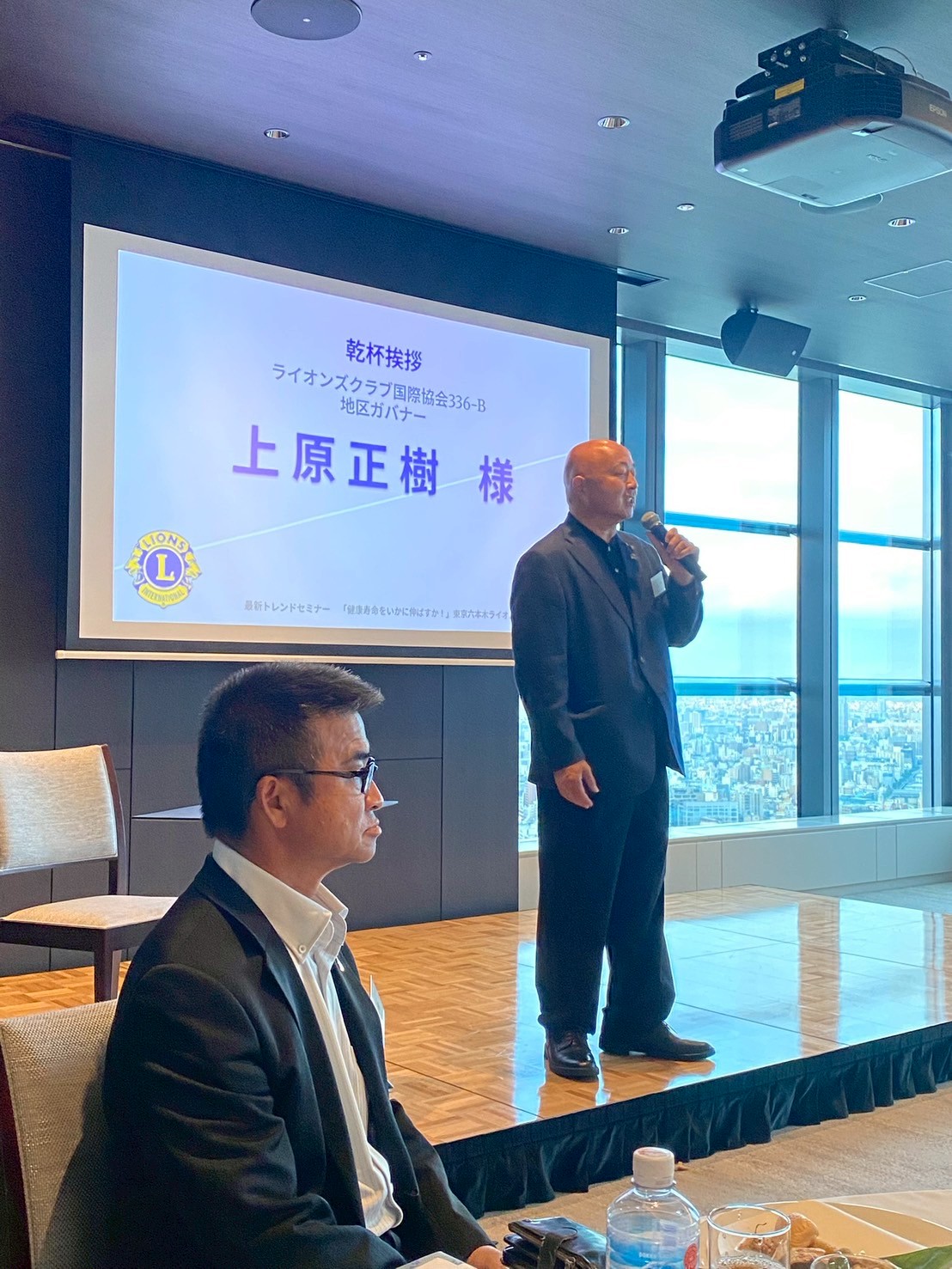 乾杯の挨拶をする上原正樹 336-B地区ガバナー