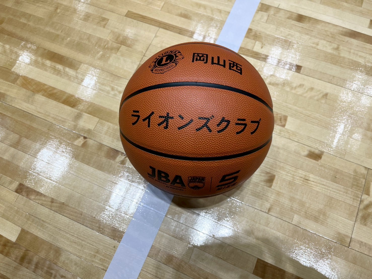 岡山市ミニバスケットボール大会のコート上に置かれたバスケットボール
