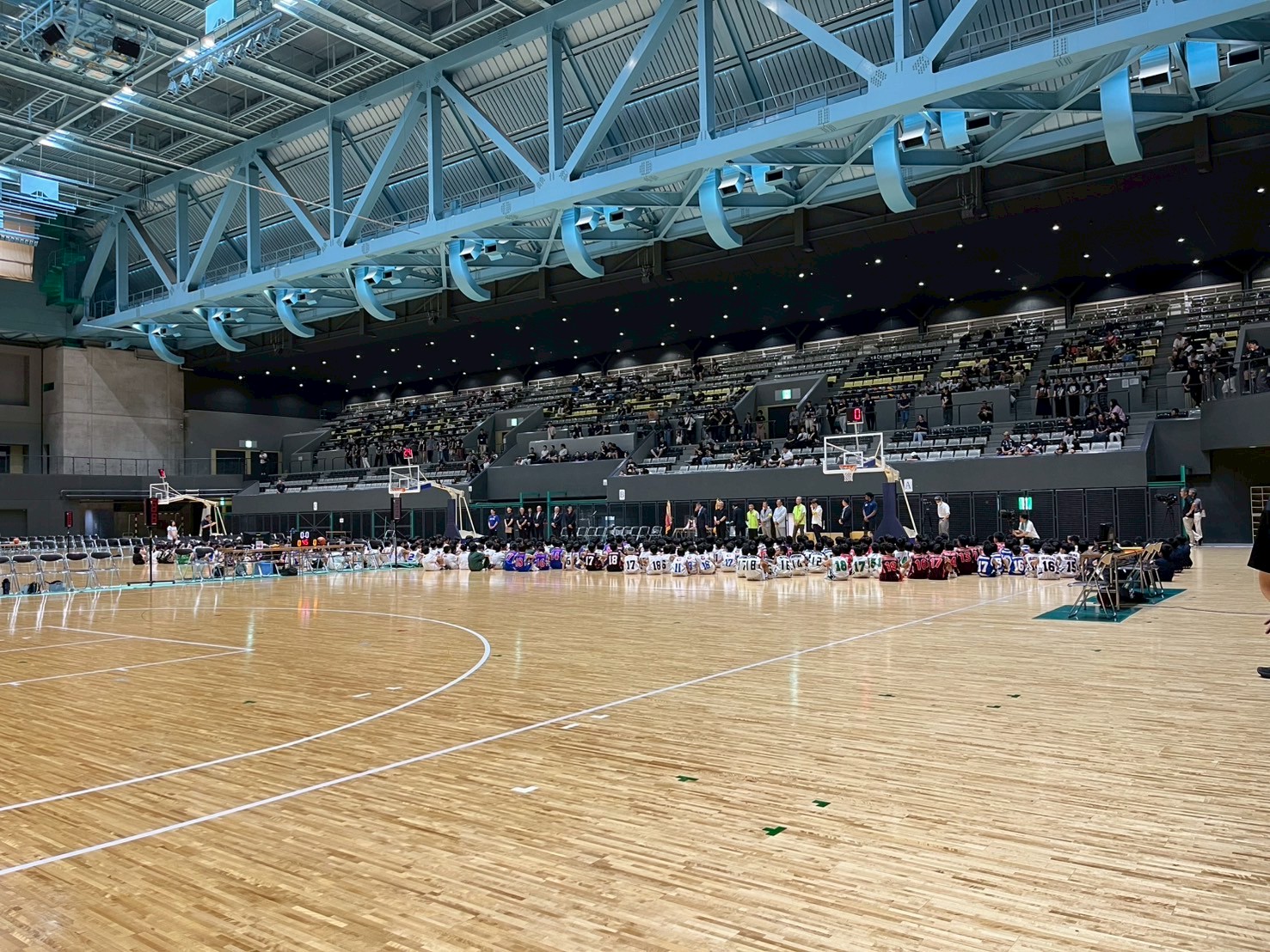 岡山西ライオンズクラブの支援により開催された、岡山市ミニバスケットボール大会の開会式の様子