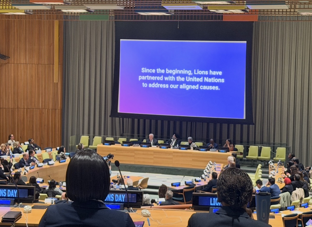 国連ニューヨーク本部内でのプログラムの様子。格式高い雰囲気の中、世界中の代表者が集う。