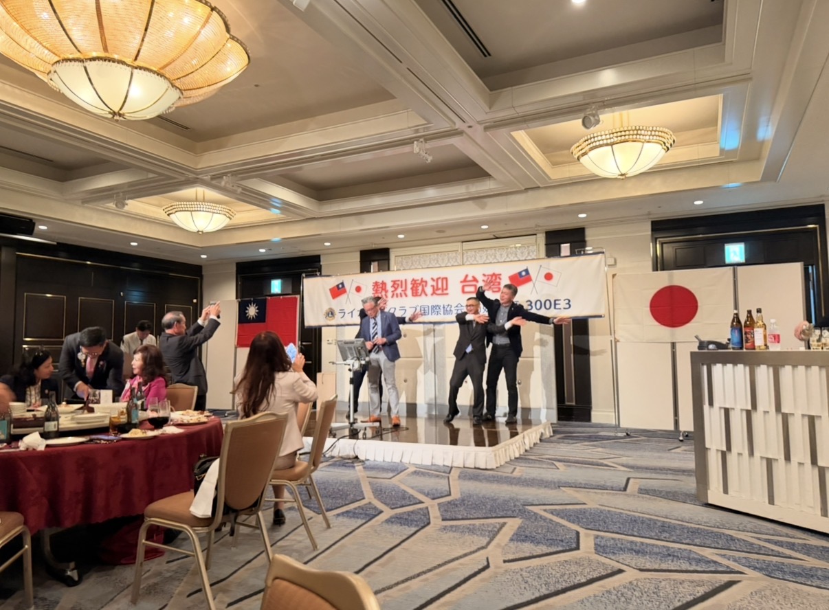 日本の歌を共に歌う日台のメンバー