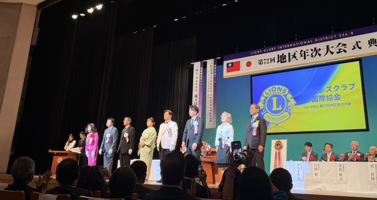 厳粛な雰囲気の中、進行する式典の様子