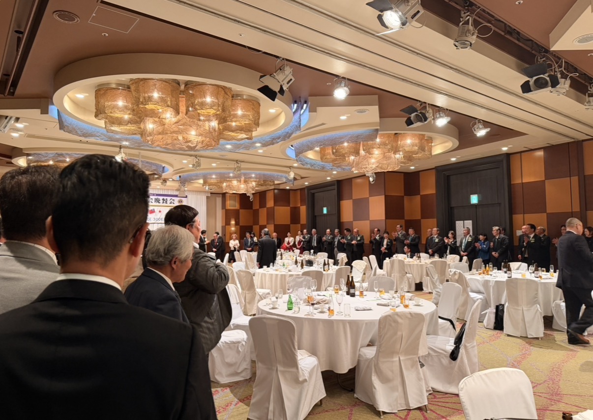 晩餐会の最後、参加者で一つの円をつくる様子