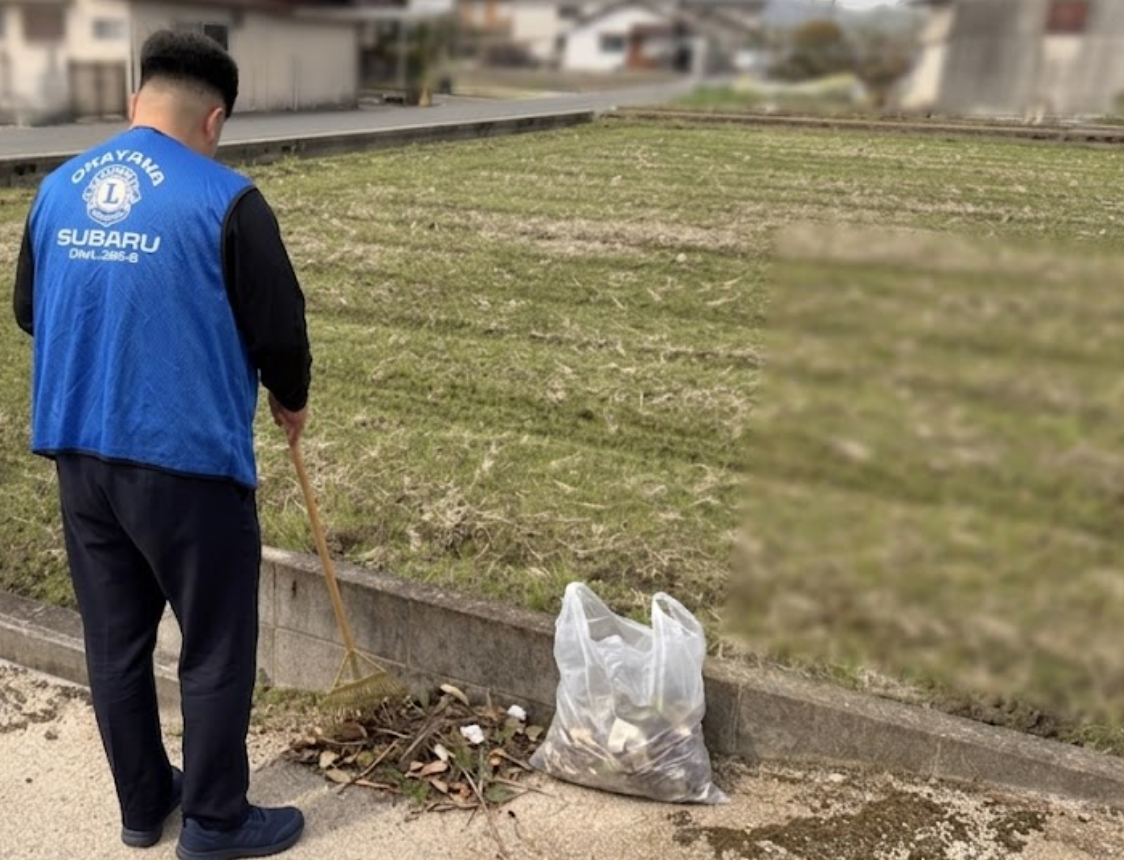 清掃活動をするメンバー男性