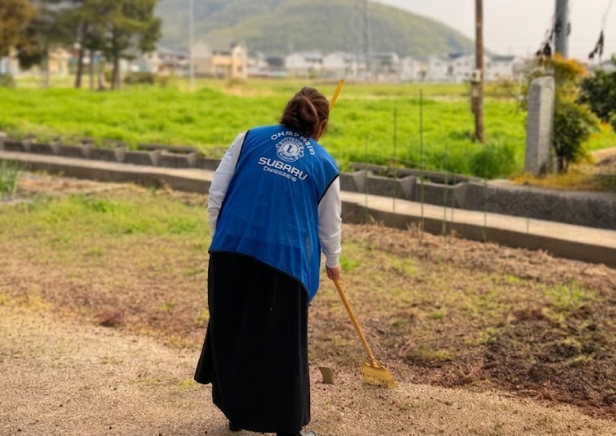 清掃活動をするメンバー女性