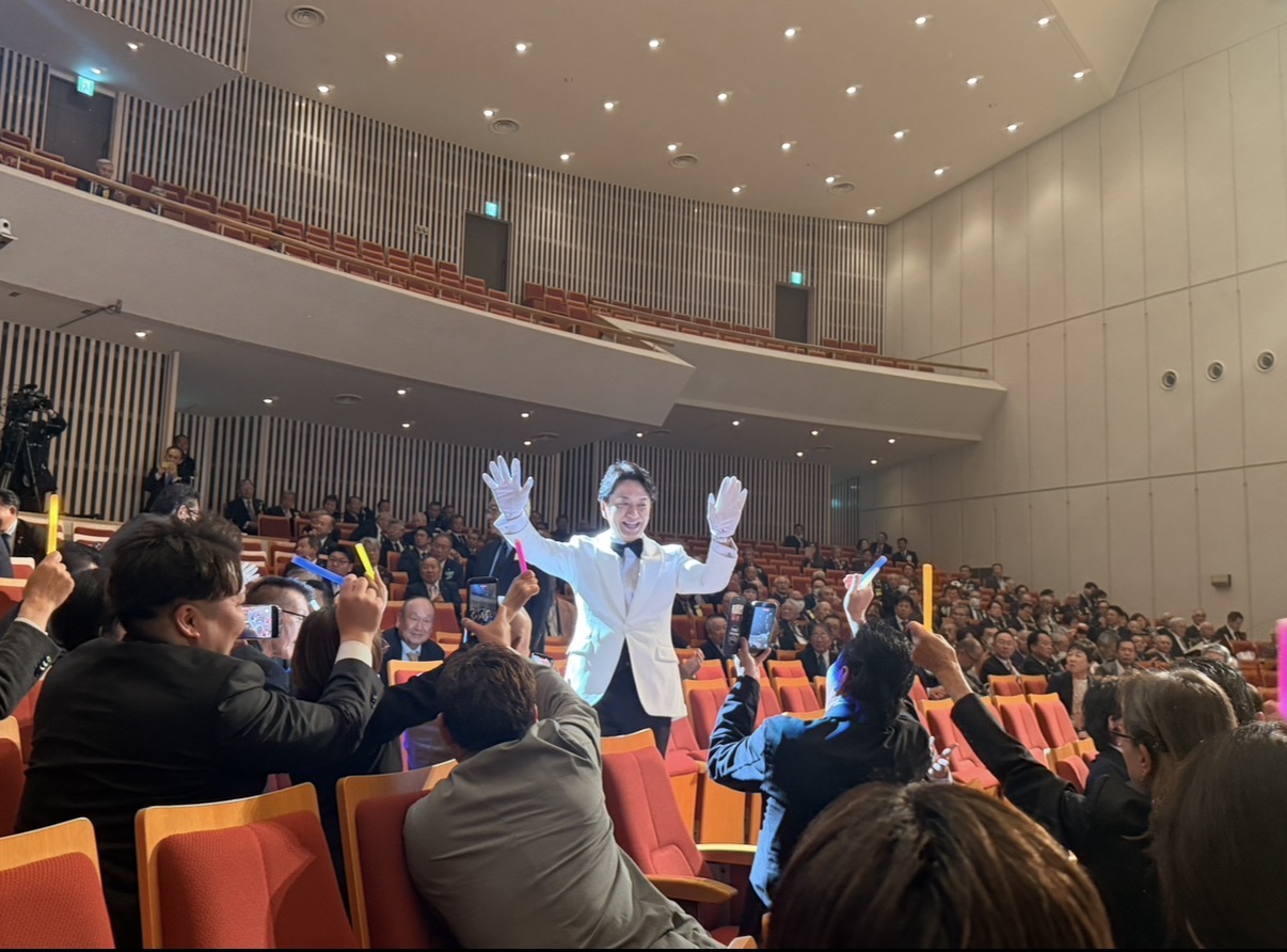 壇上へと向かう難波進 ガバナーエレクト