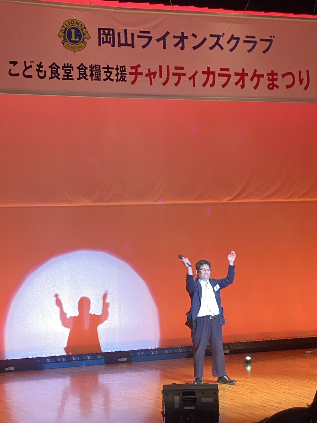 ステージで熱唱する礒本L