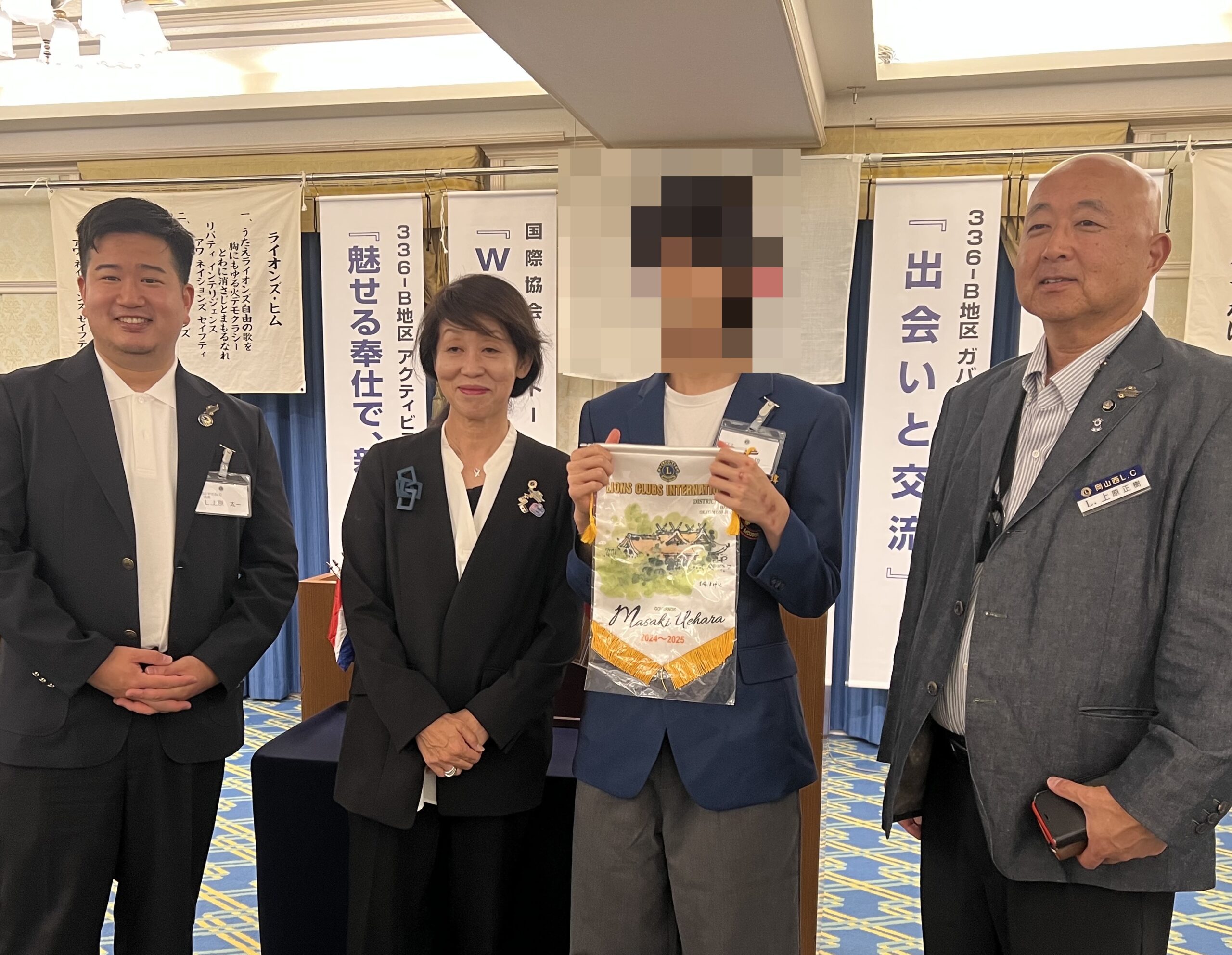 上原正樹 元ガバナー、岩﨑純子 幹事、YCE生との記念撮影