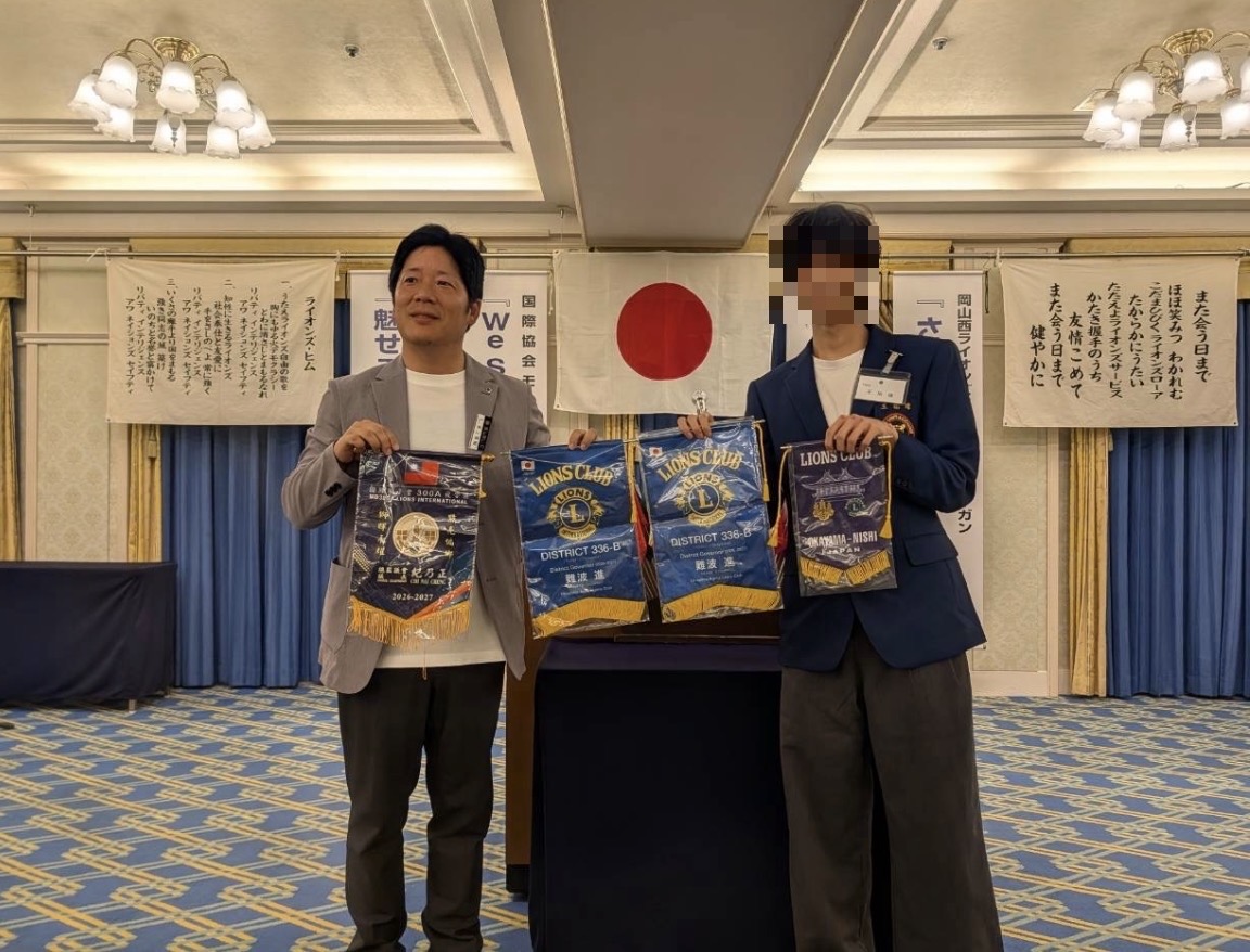 岡山西LC 井上会長とYCE生によるバナー交換