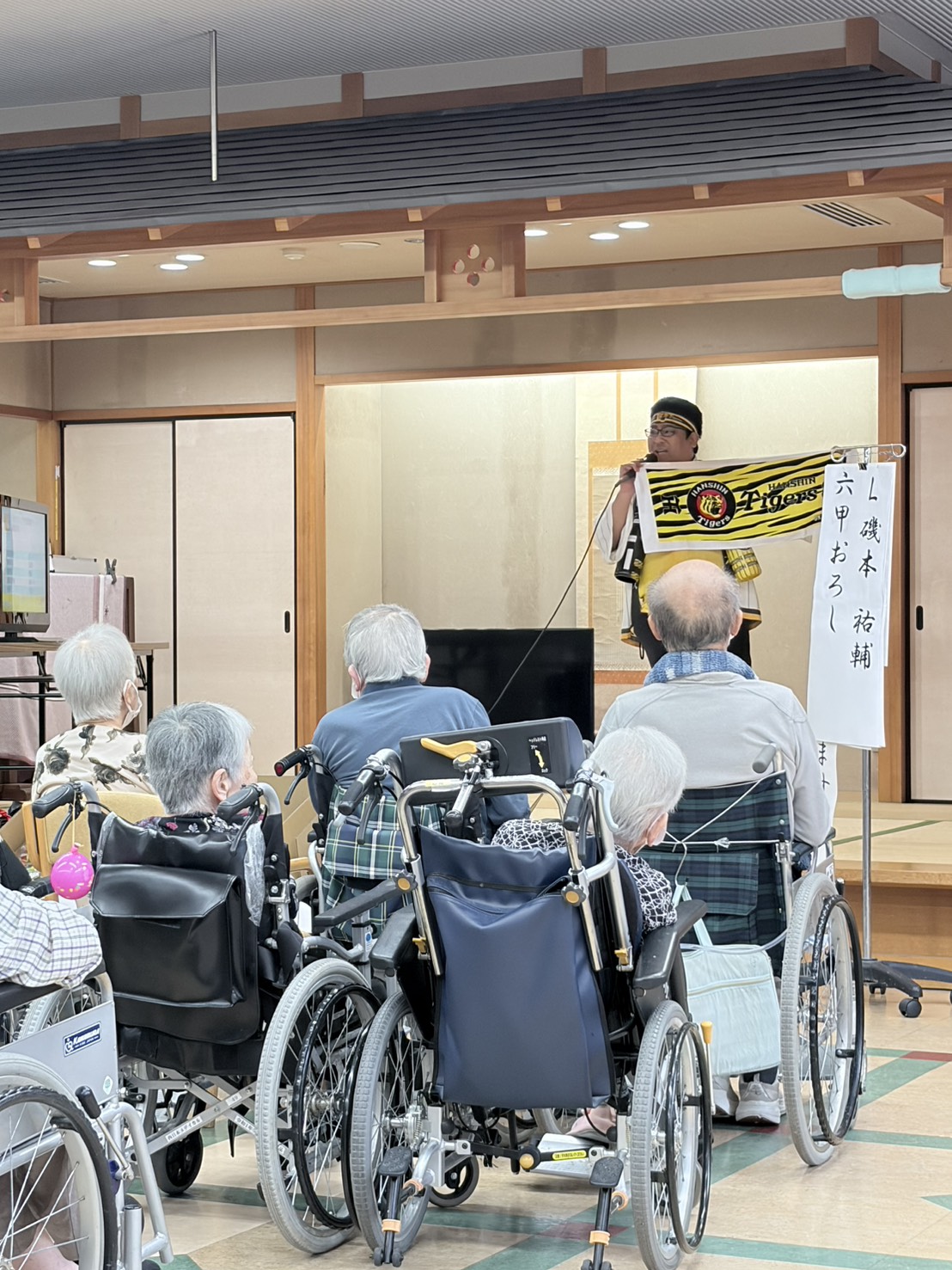 ステージで熱唱する礒本L
